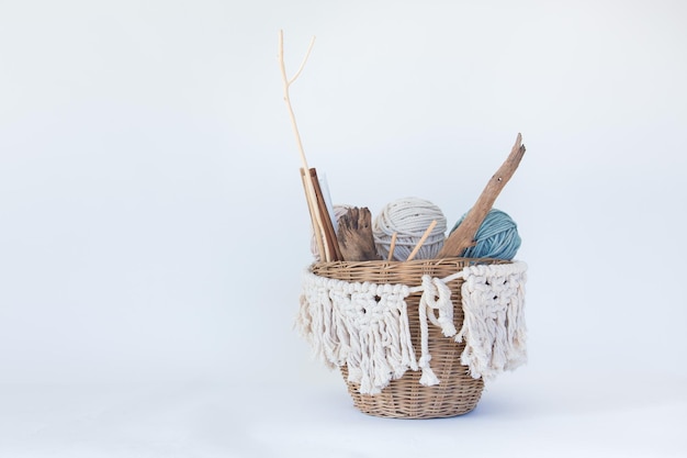 Kosz z materiałami do haftu