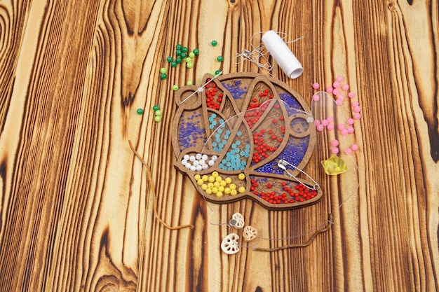 Zestawy haftu ułożone na stole